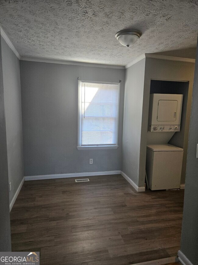 Building Photo - 320 Vine St