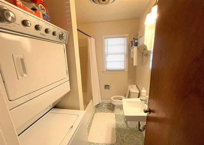 Building Photo - 2 Bed 1 Bath walking distance to downtown Chapel Hill and UNC