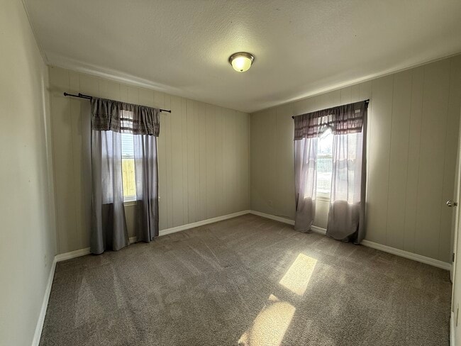 Building Photo - 1420 E 31st St S