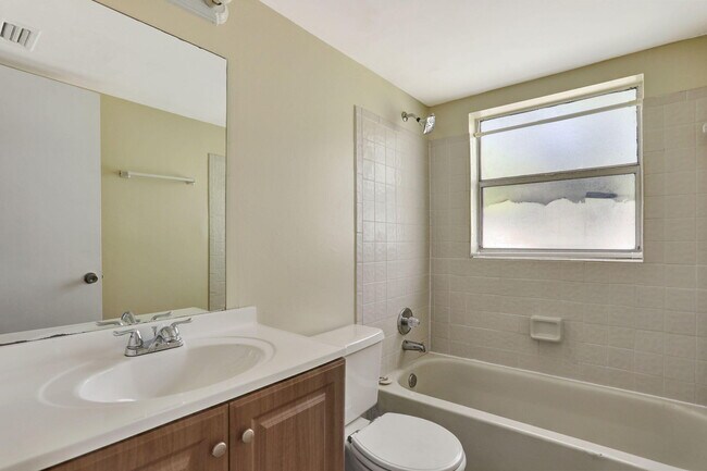Building Photo - 832 Twin Lakes Dr