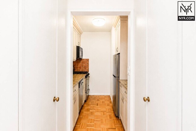 Building Photo - 301 E 79th St