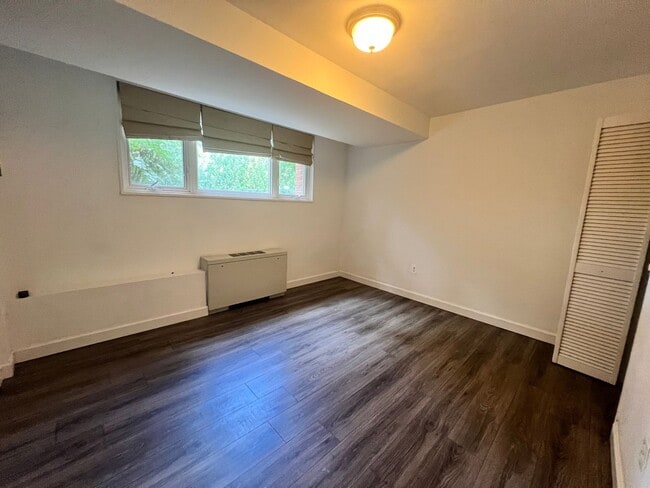 Building Photo - Lovely 1 BR/1 BA Lower Level Condo in Glov...