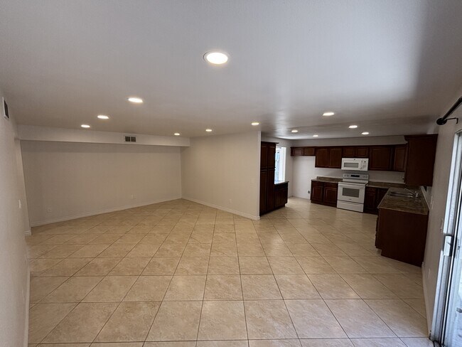 Building Photo - 388 Hilltop Dr