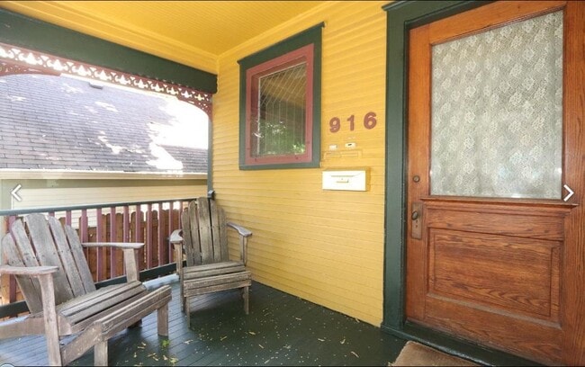 Building Photo - 916 Pleasant St