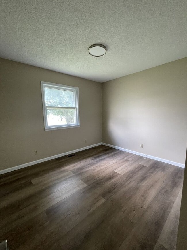 Building Photo - 3 Bedroom house FOR RENT in Bowling Green, MO