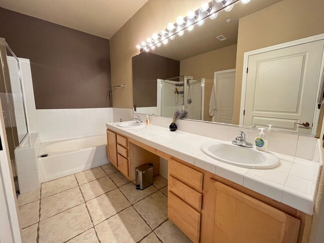 Building Photo - Summerlin Fully Furnished Condo on Golf Co...