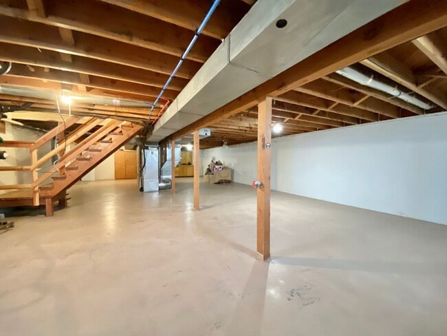 Building Photo - Charming Country Home