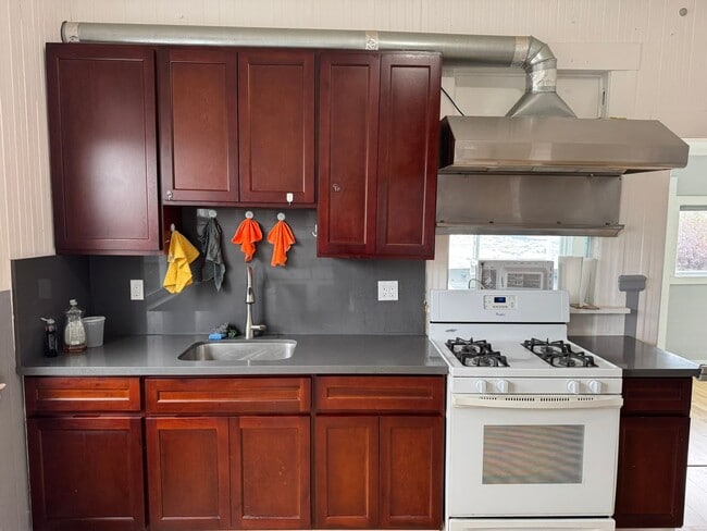 Building Photo - Three Bedroom House in Visitacion Valley