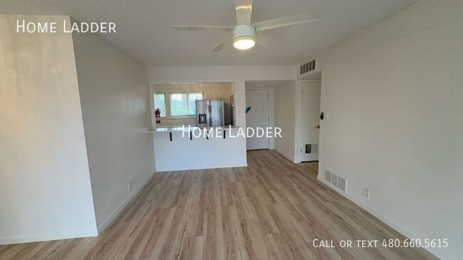 Building Photo - 842 N Las Palmas Dr