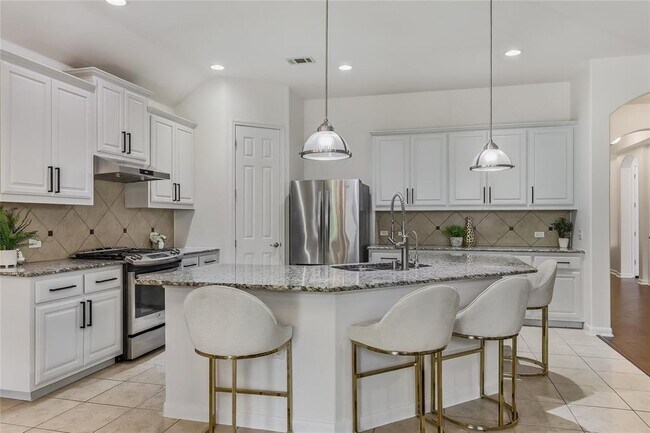 Building Photo - 5501 Allamanda Dr