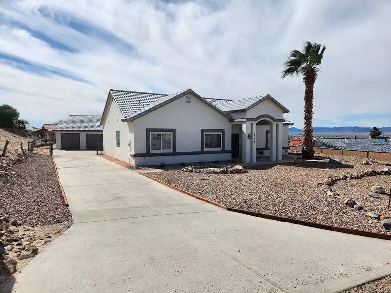 Primary Photo - 2036 E Primavera Ln