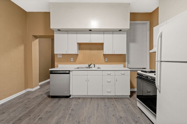 Building Photo - MOVE IN SPECIAL! $800 OFF 1ST MONTH'S RENT...