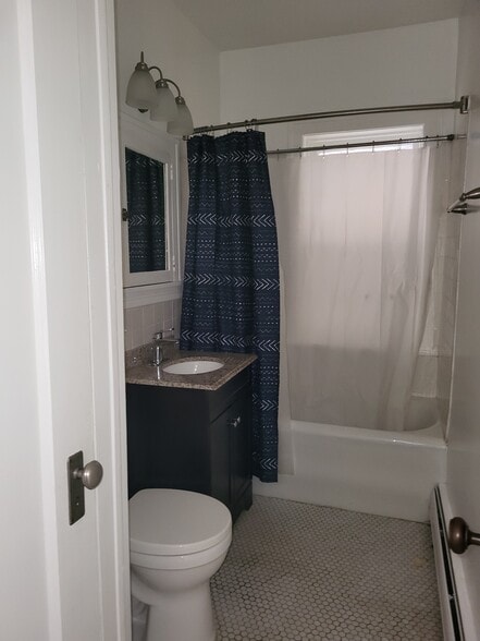 Bathroom - 506 N Cuyler Ave