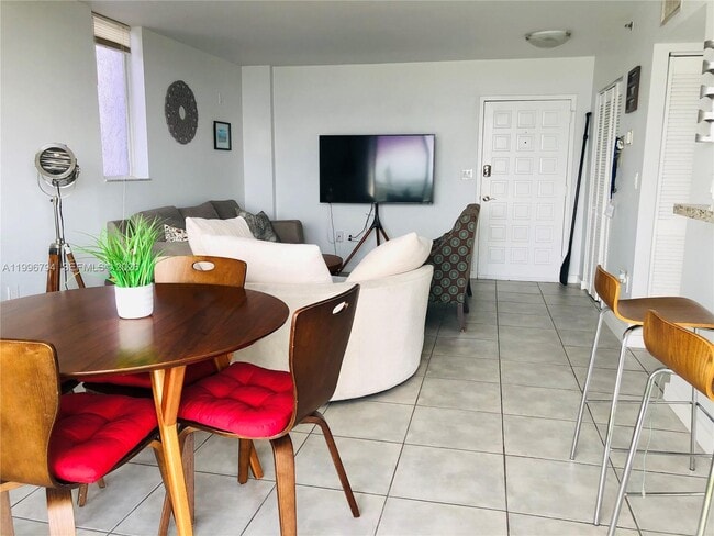 Building Photo - 650 NE 64th St