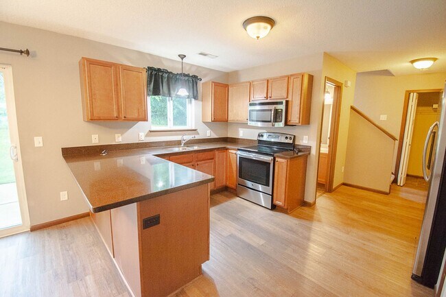 Building Photo - Modern Townhome in a Convenient NW Location