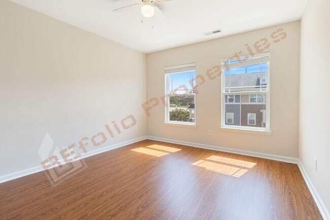 Building Photo - Luxury 3-Story Townhome, No Carpet 4 Bedro...