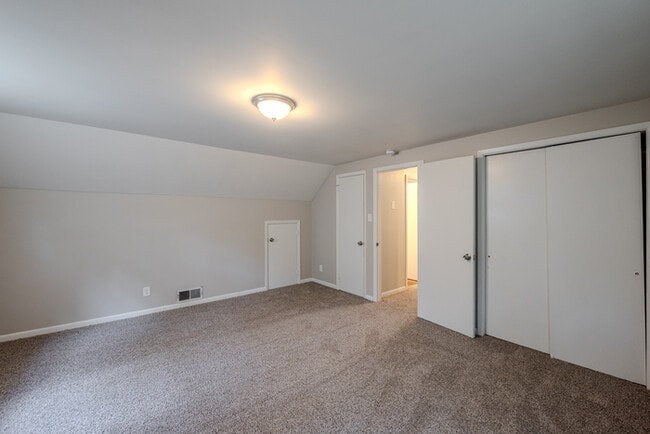 Building Photo - 6205 Chippewa Dr