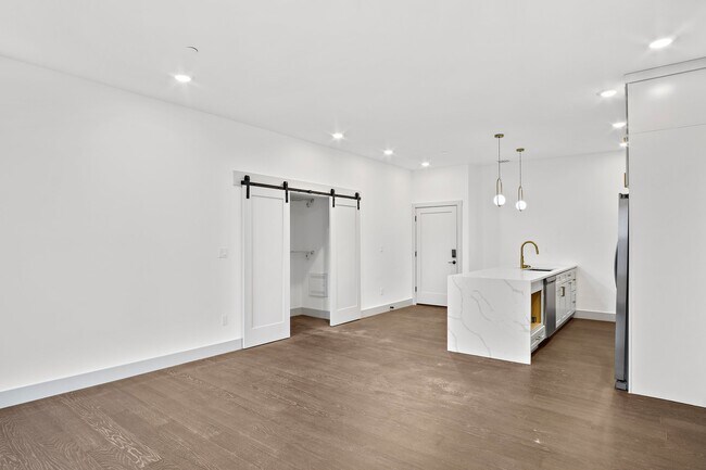 Building Photo - 127 E Cottage St