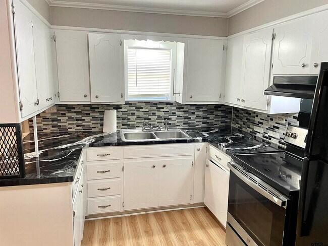 Building Photo - 910 N Newsom St