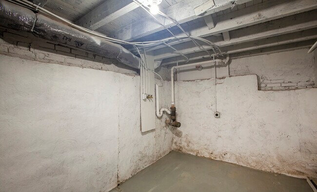 Building Photo - 333 S Ann St