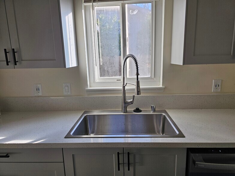 Building Photo - 819 Linden Ln