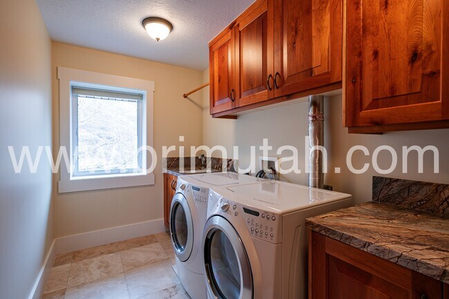 Building Photo - 105 Young Oak Rd