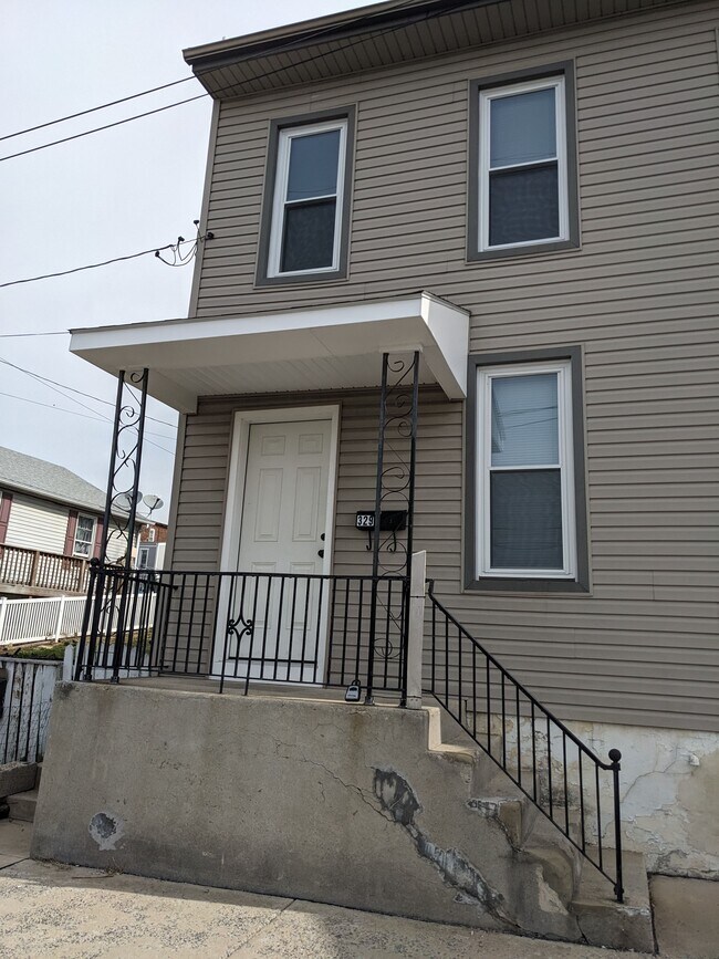 Building Photo - 329 N 2nd St