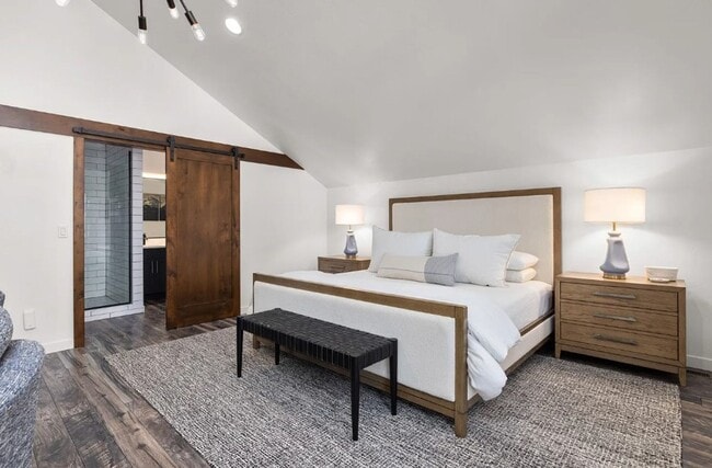 Building Photo - 4 Bed, 2 Bath, Fully Furnished, 2 Level Home, Fenced Yard