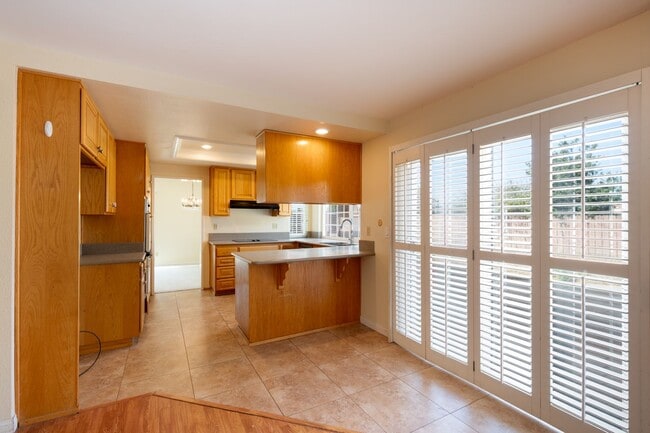Building Photo - Spacious 2 Story House in cul-de-sac with ...