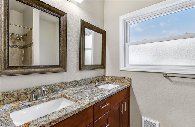 Building Photo - 3Bd/2.25Ba Everett Home