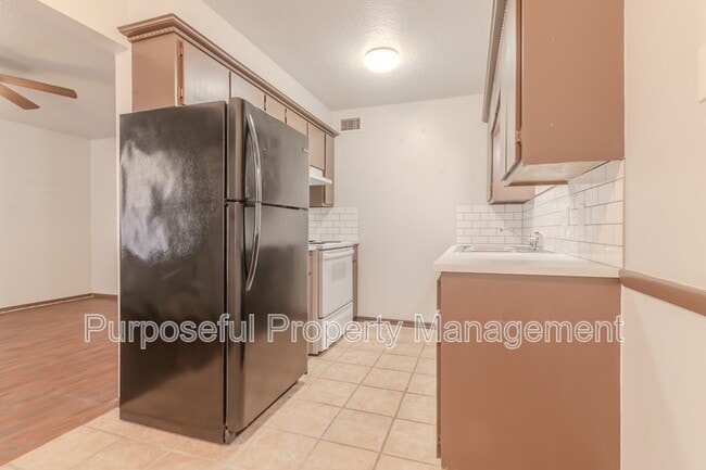 Building Photo - 516 N Ponca Ave