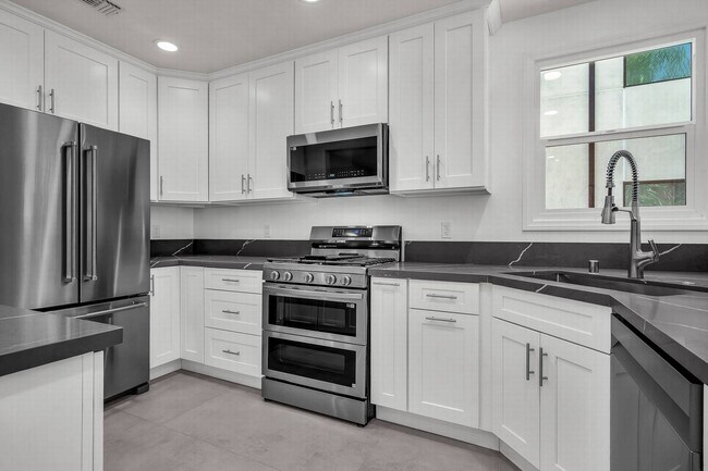 Building Photo - 2828 Avenel St