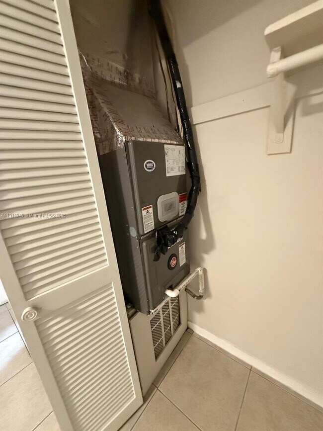 Building Photo - 620 SW 7th Ave