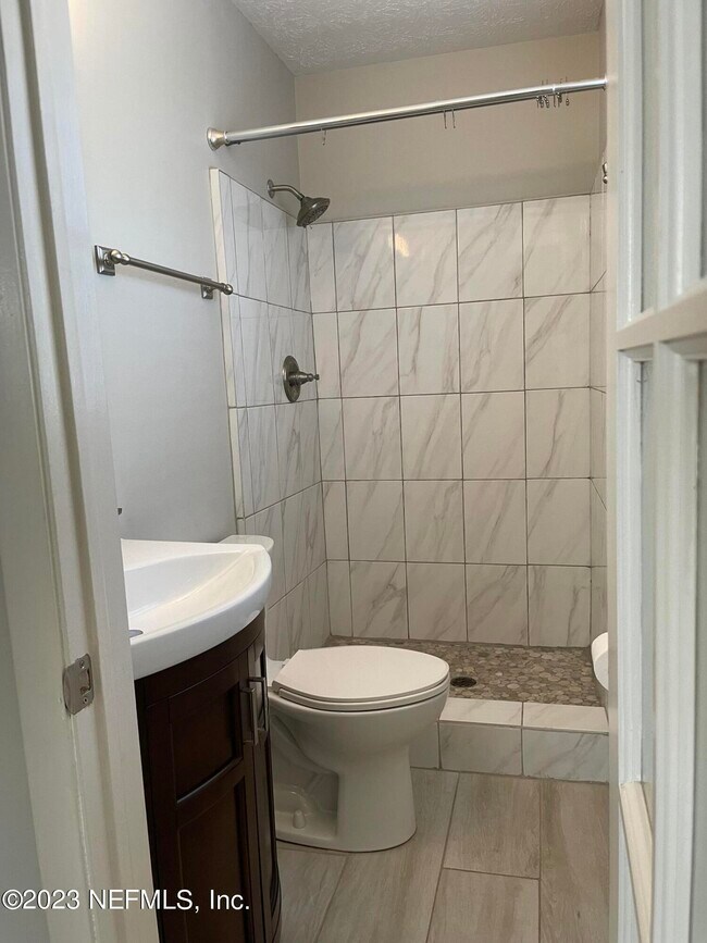 Building Photo - 780 Redfin Dr