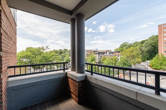 Building Photo - Amazing Brookline 3 bed 2.5 bath....