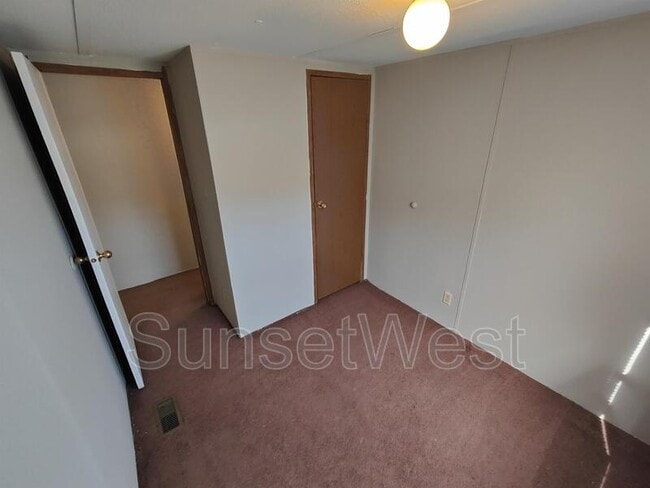 Building Photo - 308 Sunshine Dr