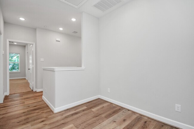 Building Photo - 2333 Hoskins Dr