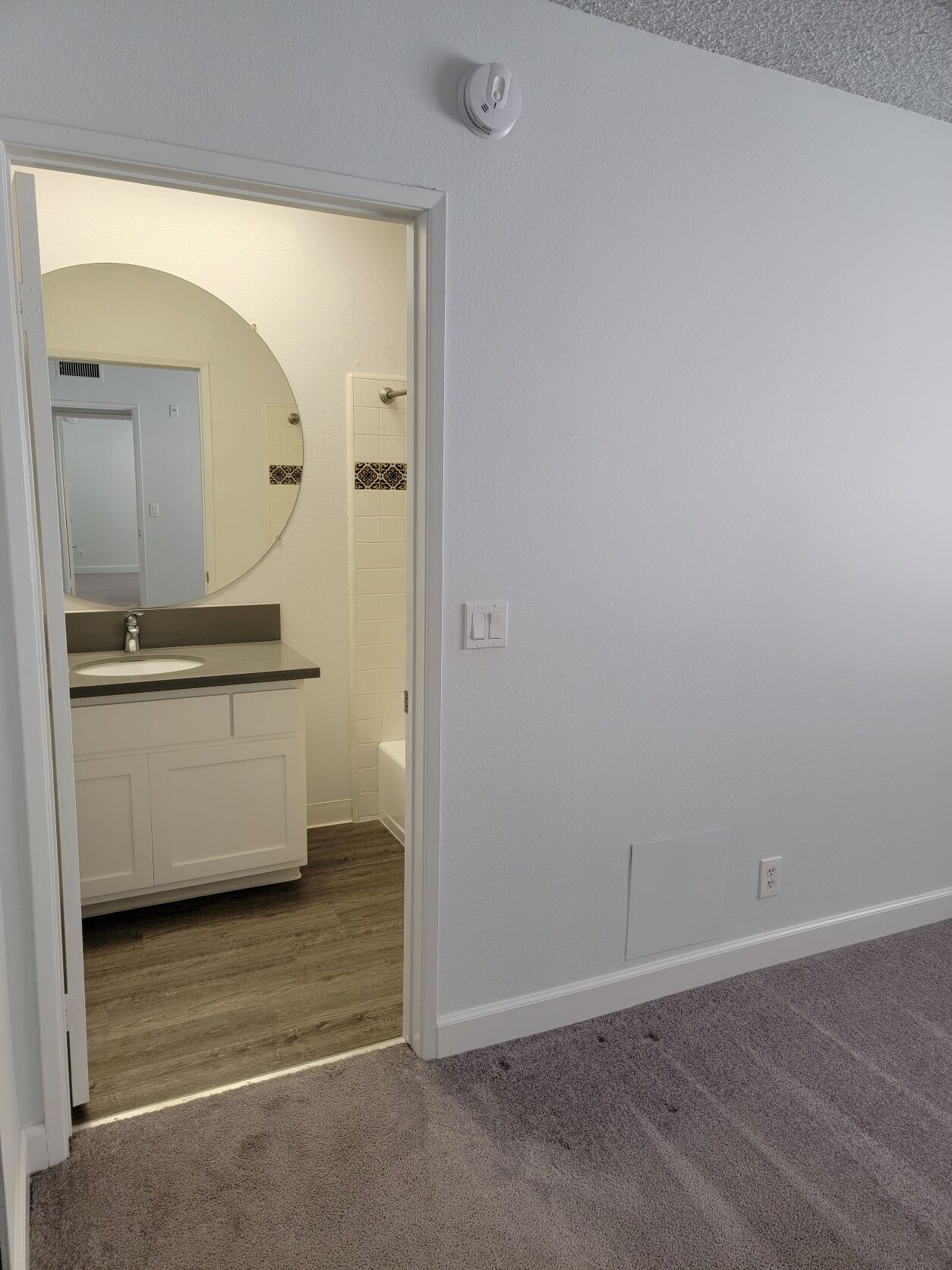 Ensuite bathroom (toilet not visible) - 3751 S Canfield Ave