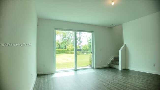 Building Photo - 4612 Hollister Ave