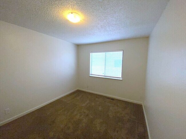 Building Photo - Reno Duplex - Pet Friendly, Garage, Dishwa...