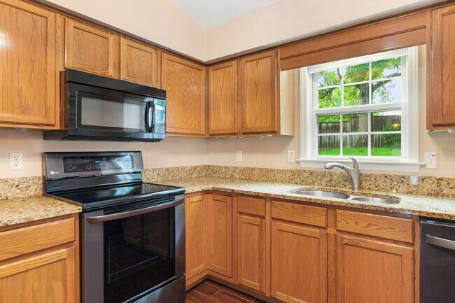 Building Photo - 3 Bed / 3 Bath. Pet Friendly. Easy access ...