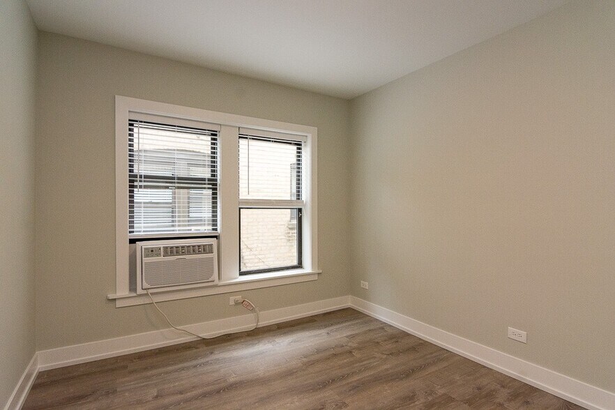 Building Photo - 711 W Brompton Ave
