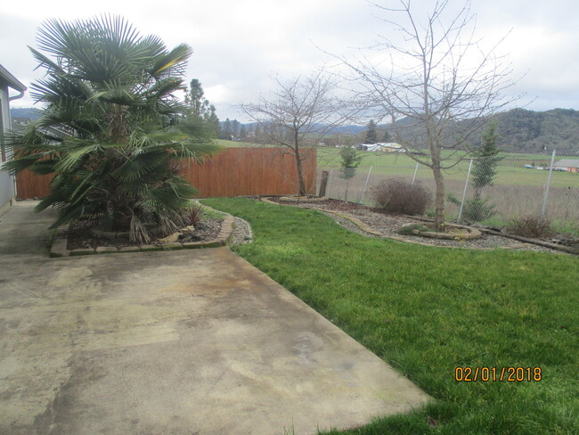 Building Photo - Green area 3 Bedroom 2 Bath home with Garage