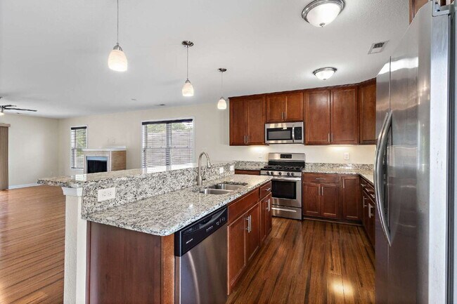 Building Photo - Tri Level townhome