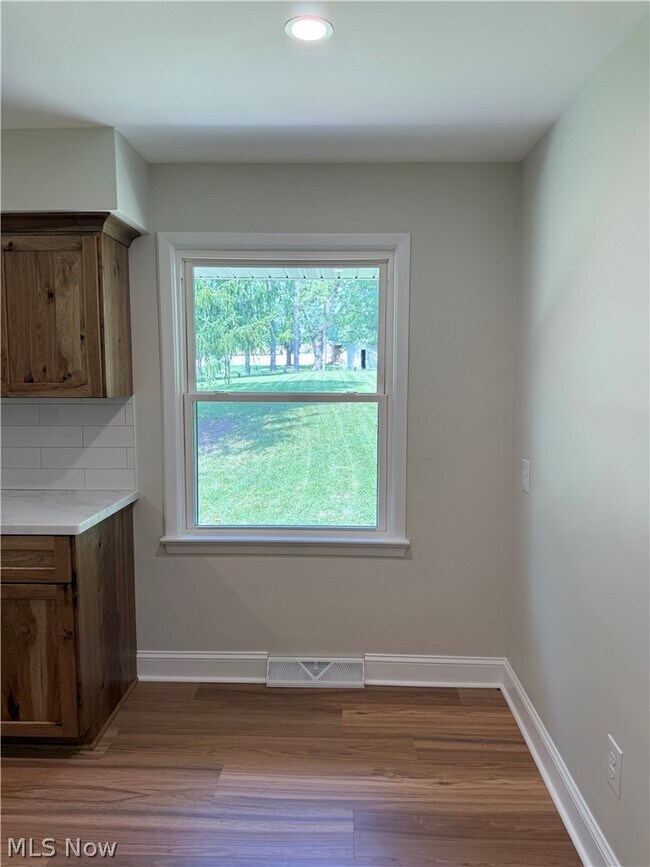 Building Photo - 475 Meadowlane Rd