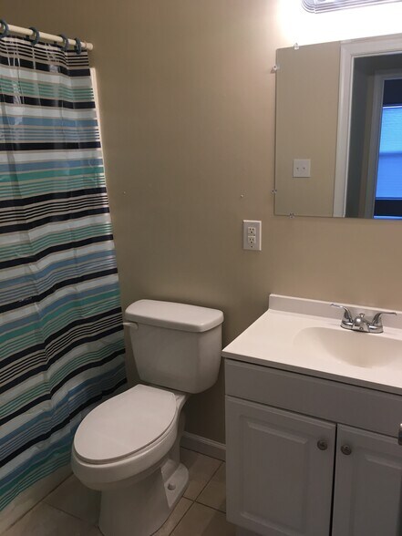 upstairs bath - 820 Catherine St