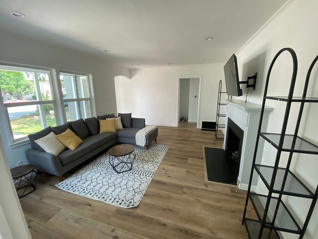 Building Photo - UNFURNISHED- 3B2B House in Toluca Lake/NoHo