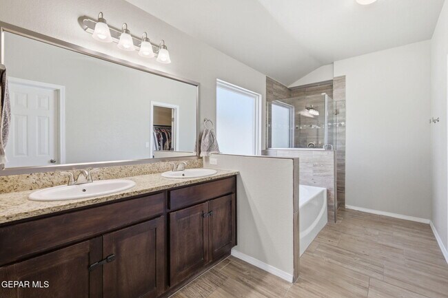 Building Photo - 13748 Villa Vista Ave