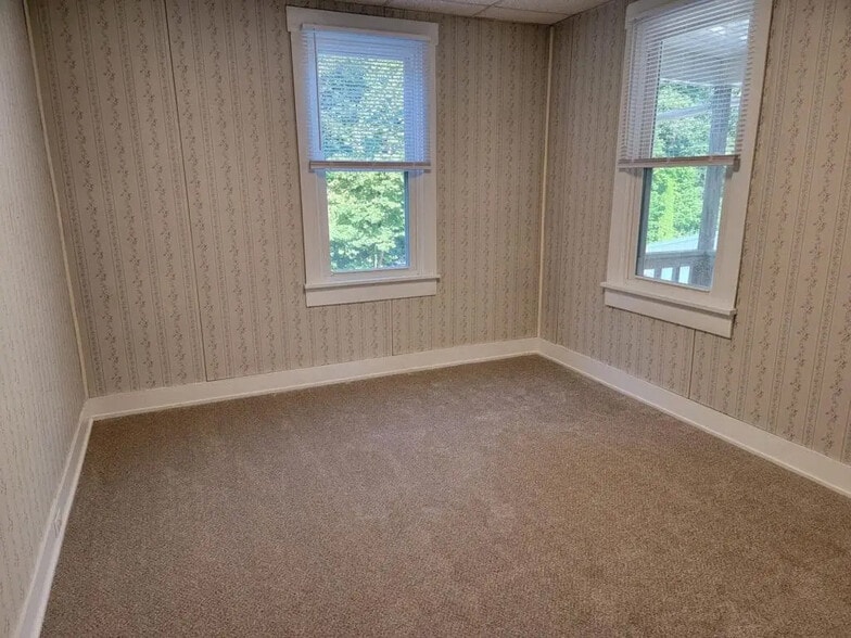 Building Photo - 390 N Clay Rd