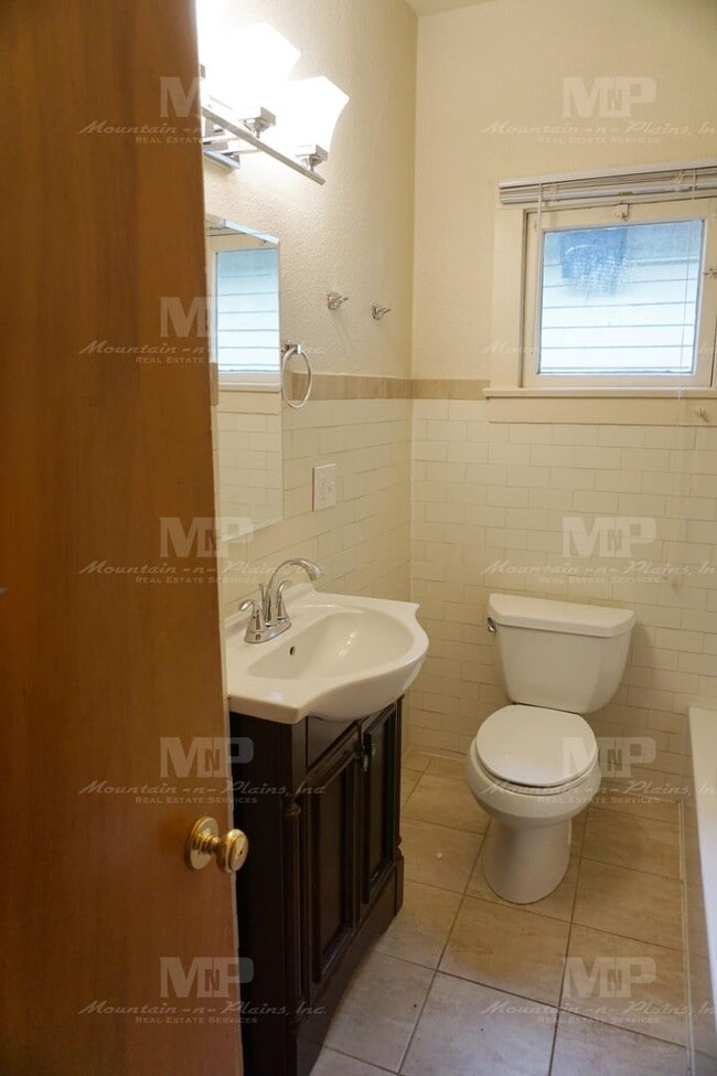 Building Photo - 642 S Meldrum St